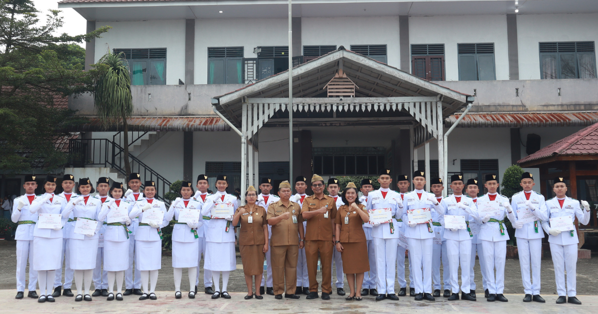 Upacara Senin SMANSAKA Diwarnai Penyerahan Sertifikat Penghargaan untuk Siswa Paskibraka