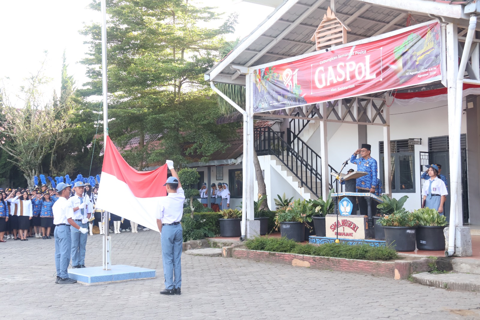 Suasana Upacara Bendera HUT ke-81 Kemerdekaan RI di Lapangan Utama SMA Negeri 1 Kabanjahe Berlangsung Sukses