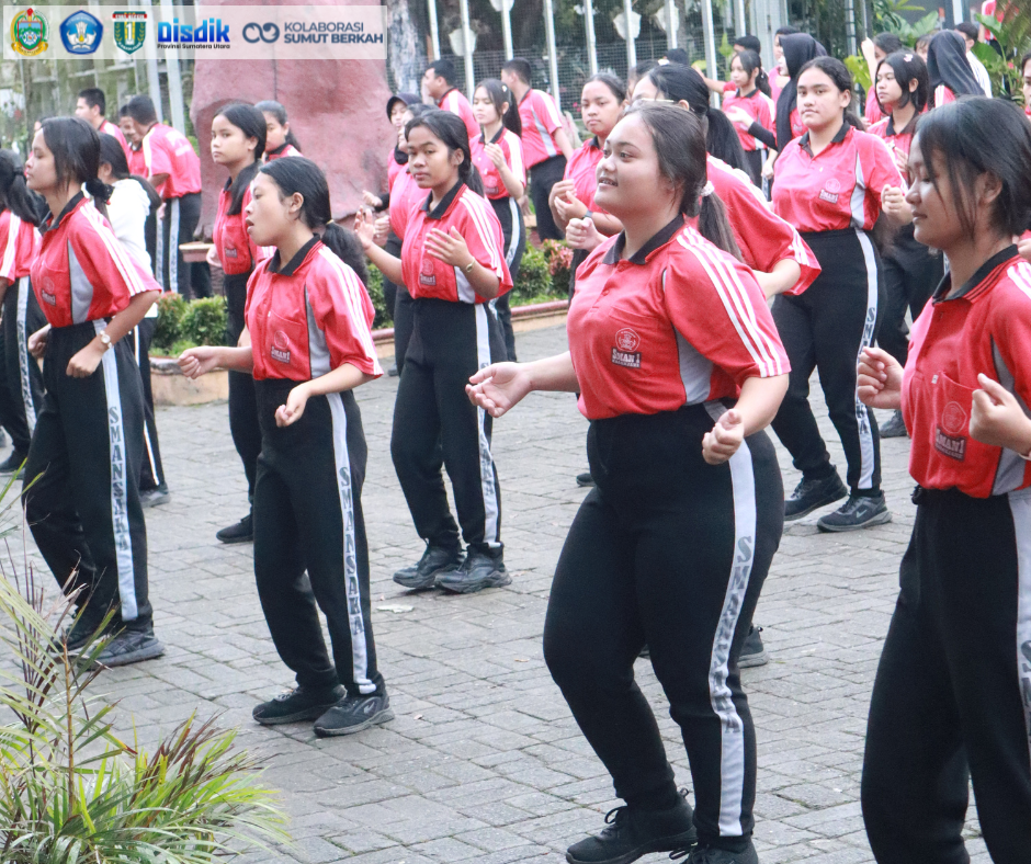 Awali Hari Jumat dengan Bugar, Siswa SMAN 1 Kabanjahe Ikuti Senam Pagi Bersama