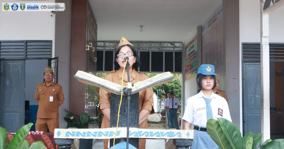 Upacara Bendera Khidmat di Smansaka: Ibu Dewi Sartika Sembiring Ajak Siswa Tanamkan Nasionalisme