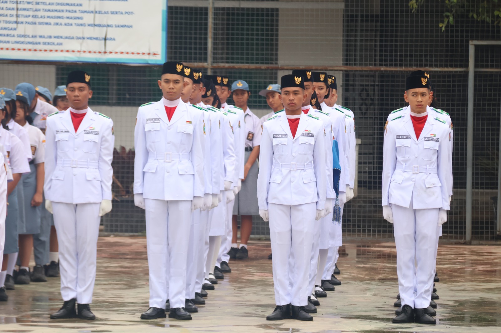 Gagah Berani, Garuda Muda Paskibraka Hiasi Lapangan Ucapara SMANSAKA