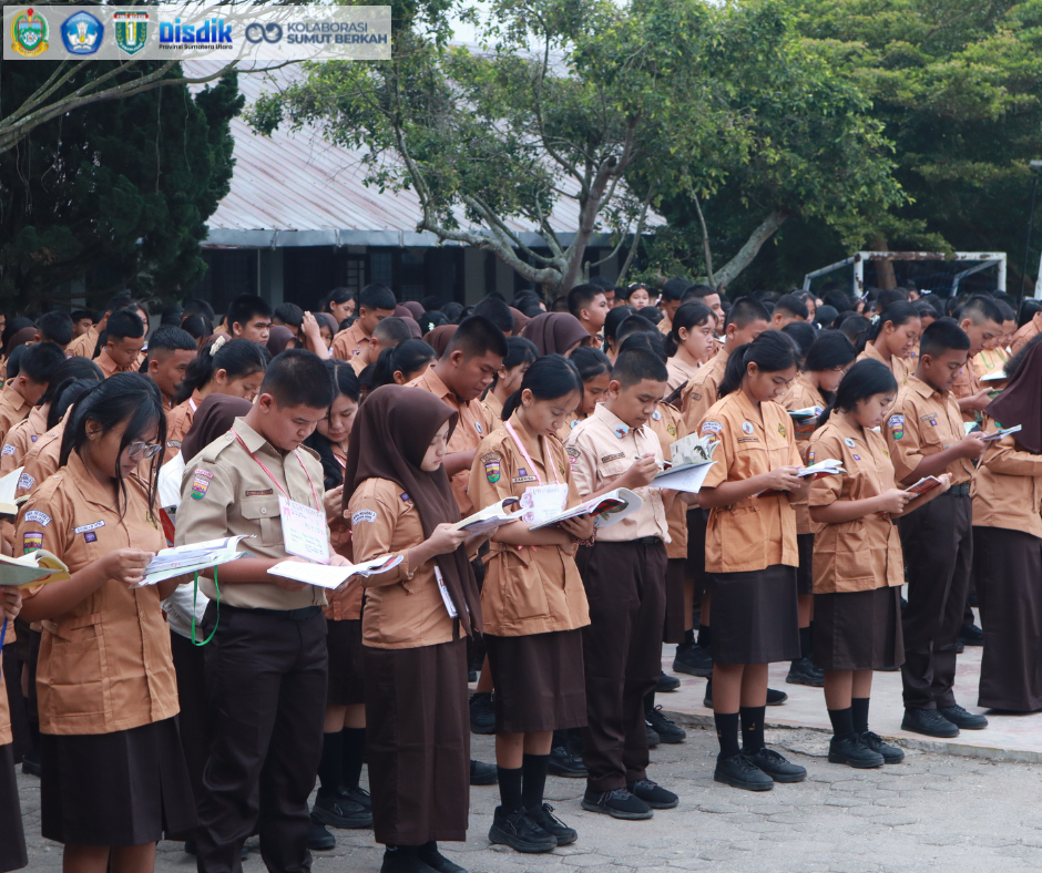 Budayakan Literasi, SMAN 1 Kabanjahe Gelar Aksi Membaca Serentak dan Presentasi Siswa di Lapangan Utama