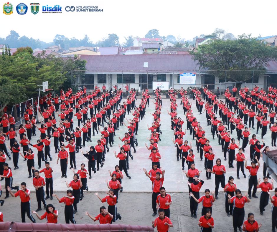 Penuhi Lapangan Sekolah, Siswa dan Guru SMANSAKA Sukses Laksanakan Senam Kebugaran Bersama