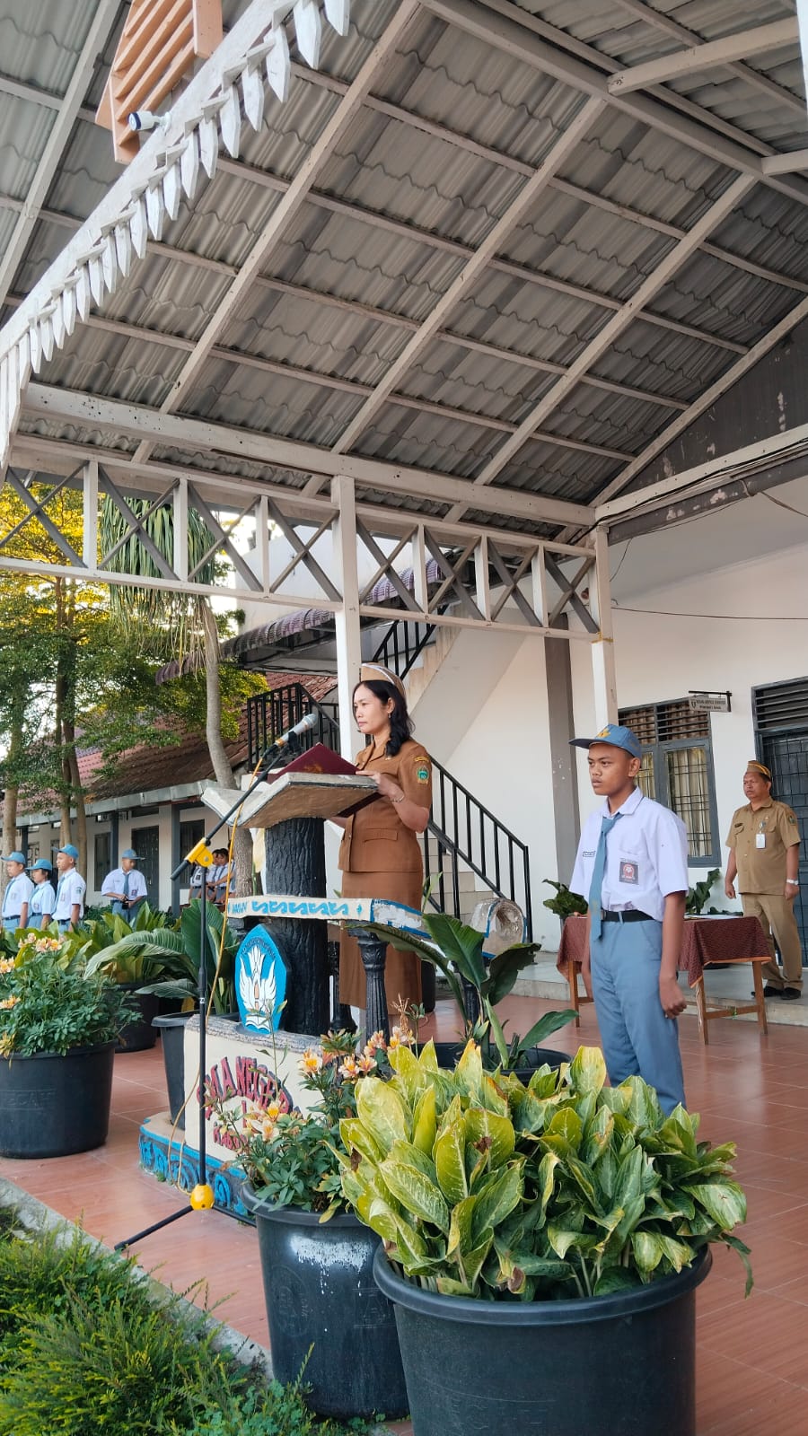 Berdiri tegak di bawah langit Kabanjahe, menyatukan langkah dan hati demi penghormatan kepada Sang Saka Merah Putih