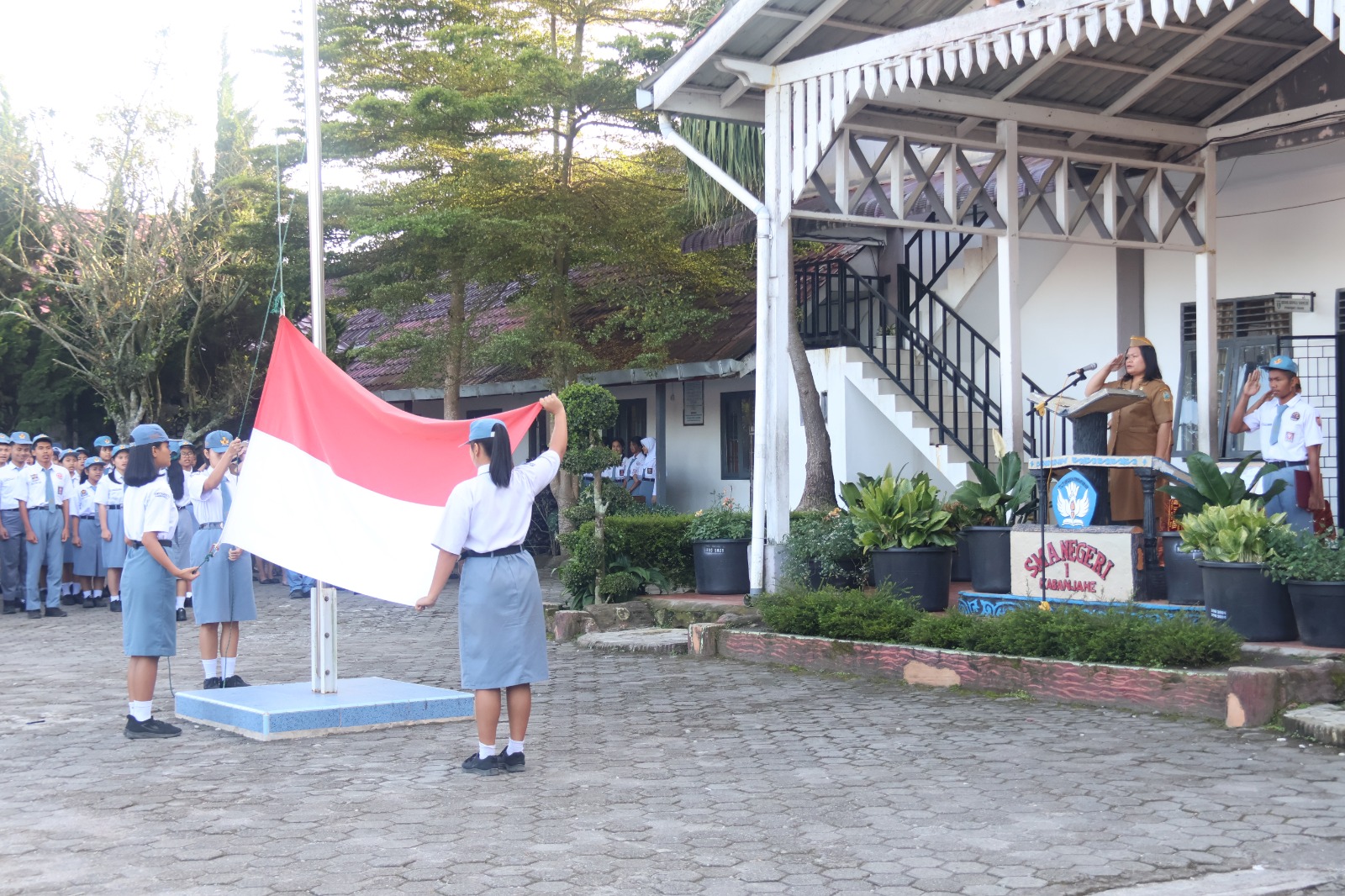 Khidmat dan Tertib: Upacara Bendera SMANSAKA Awal Pekan Penuh Motivasi