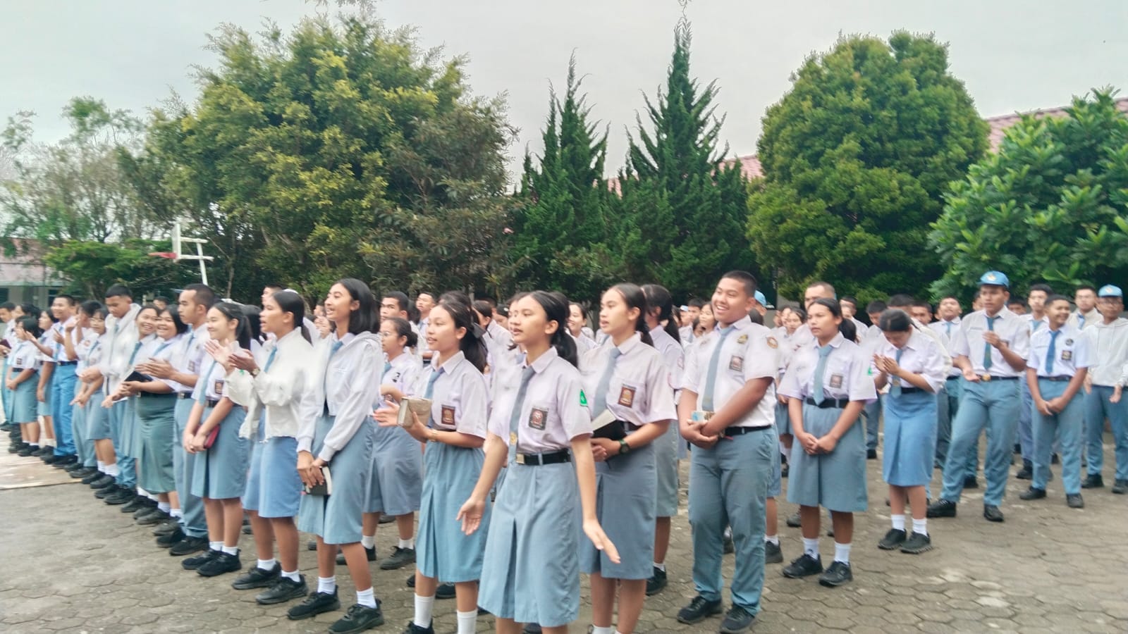 Mengawali Hari ini dengan penuh ucapan syukur, keluarga besar SMA Negeri 1 Kabanjahe (SMANSAKA) kembali melaksanakan kegiatan rutinitas Ibadah Pagi.